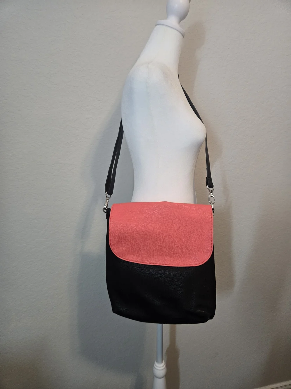 Thirty-One Black Crossbody Bag with Assorted Coral and Patterned Pouches
